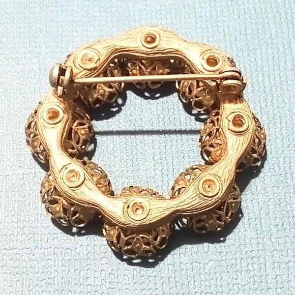 Vintage Gold Tone Filigree Faux Pearl Circle Pin Brooch - Picture 4 of 4